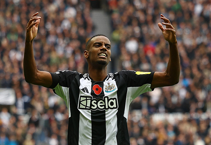 Alexander Isak Newcastle'a galibiyeti getiren golü attı (AFP)