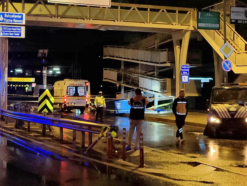 Bakırköy'de kazaya müdahale eden trafik ekibine İETT otobüsü çarpması sonucu 1 polis şehit oldu (DHA)