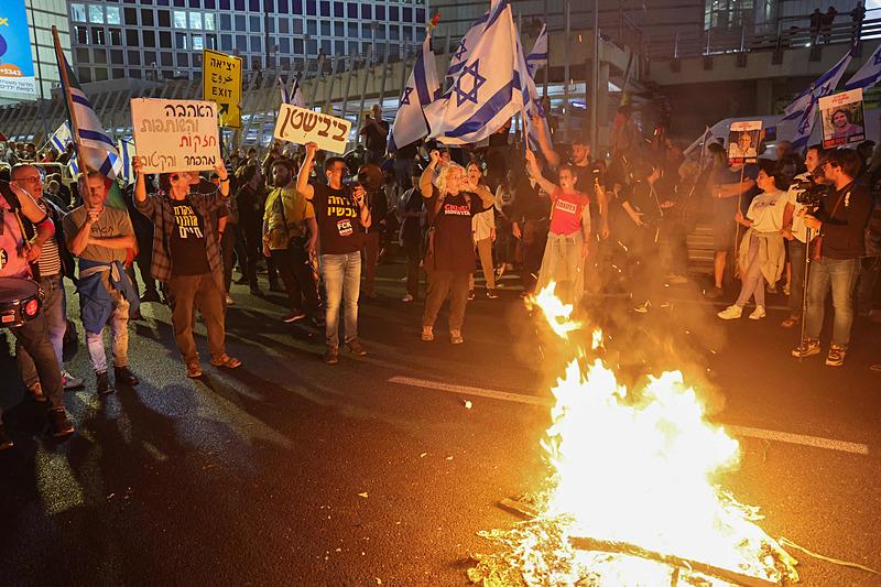 Netanyahu'nun Savunma Bakanı'nı görevden almasının ardından İsrail'de sokak gösterileri düzenleniyor (AFP)