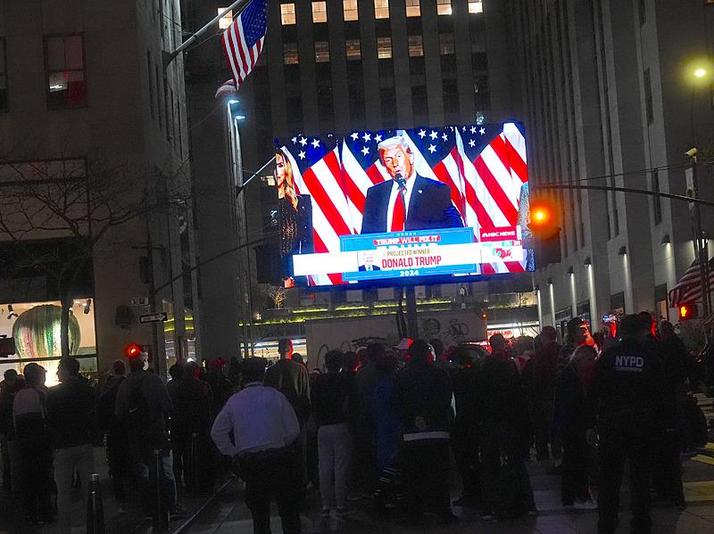 ABD başkanlık seçiminde zaferini ilan eden Donald Trump destekçisi bir grup, Trump Tower ve dev ekranlardan seçim sonuçlarının canlı yayınlandığı Rockefeller Center'da sevinç gösterisinde bulundu. Demokrat Parti'nin adayı Kamala Harris'i destekleyen seçmenler ise üzüntü yaşadı, AA