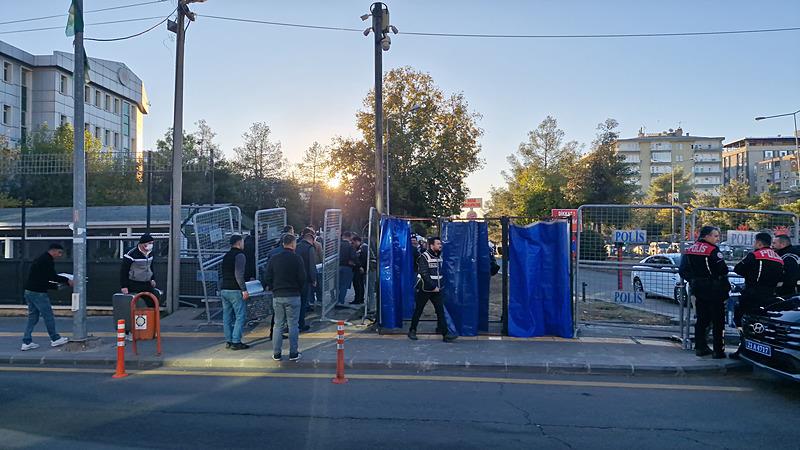 Diyarbakır'da kaybolduktan 19 gün sonra cansız bedeni bulunan Narin Güran (8) cinayetiyle ilgili tutuklu sanıklar Salim Güran, Yüksel Güran, Enes Güran ile Nevzat Bahtiyar, adliyeye getirildi. 