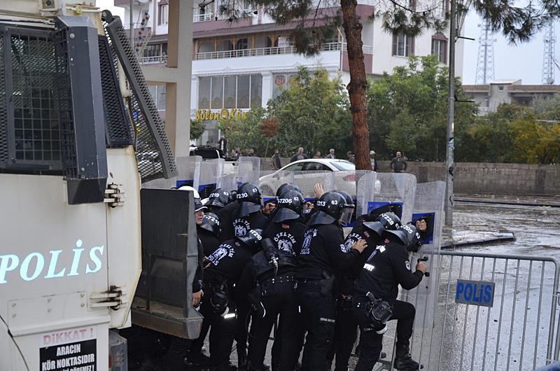 Halfeti Belediyesi önünde polislere taşlı saldırıya ilişkin 10 şüpheli tutuklandı (AA)