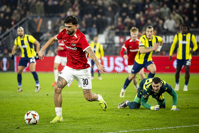 Fenerbahçe AZ Alkmaar'a 3-1 yenildi (EPA)