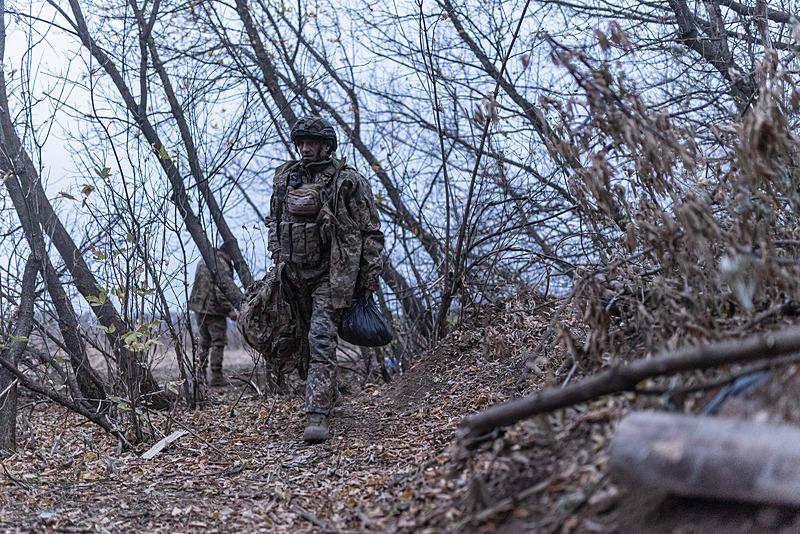 Rusya-Ukrayna savaşı devam ederken, Ukrayna Ordusu'nun Donetsk Oblastı'nda konuşlu birlikler, Pokrovsk yönündeki askeri hareketliliklerine devam ediyor. Görevli askerler havan topu atışı için cephe hattından hazırlıklarını tamamlıyor, AA