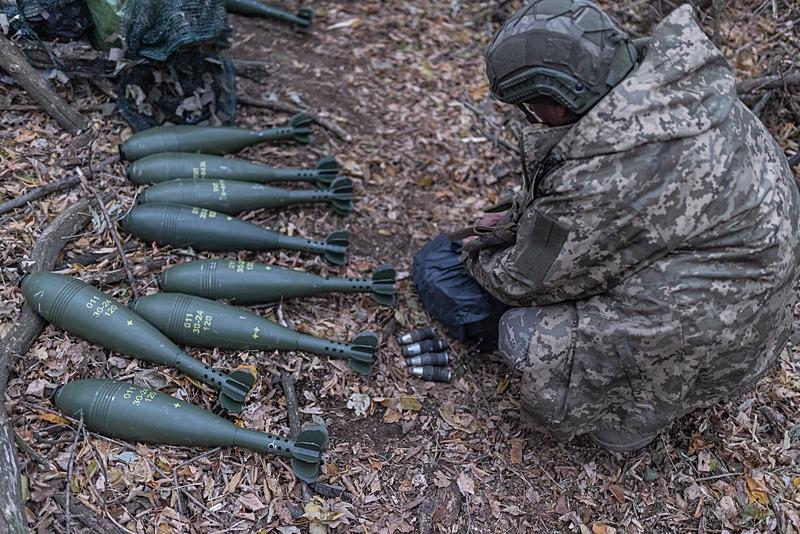 Rusya-Ukrayna savaşı devam ederken, Ukrayna Ordusu'nun Donetsk Oblastı'nda konuşlu birlikler, Pokrovsk yönündeki askeri hareketliliklerine devam ediyor. Görevli askerler havan topu atışı için cephe hattından hazırlıklarını tamamlıyor, AA