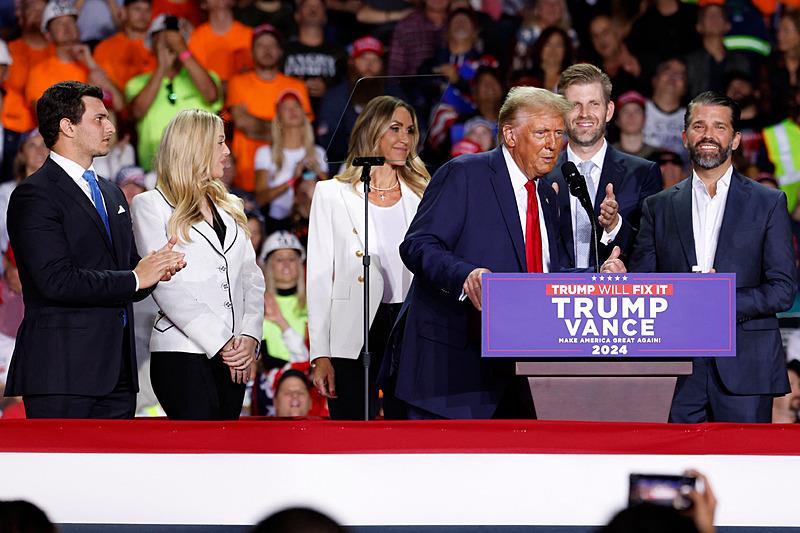 Eski ABD Başkanı ve Cumhuriyetçi başkan adayı Donald Trump, 5 Kasım 2024 tarihinde Grand Rapids, Michigan'daki Van Andel Arena'da düzenlenen bir kampanya mitingi sırasında Michael Boulos (solda), Tiffany Trump (2L), Cumhuriyetçi Ulusal Komite Eşbaşkanı Lara Trump (3L), Eric Trump (2. sağda) ve Donald Trump Jr. (sağda) ile birlikte konuşuyor, AFP