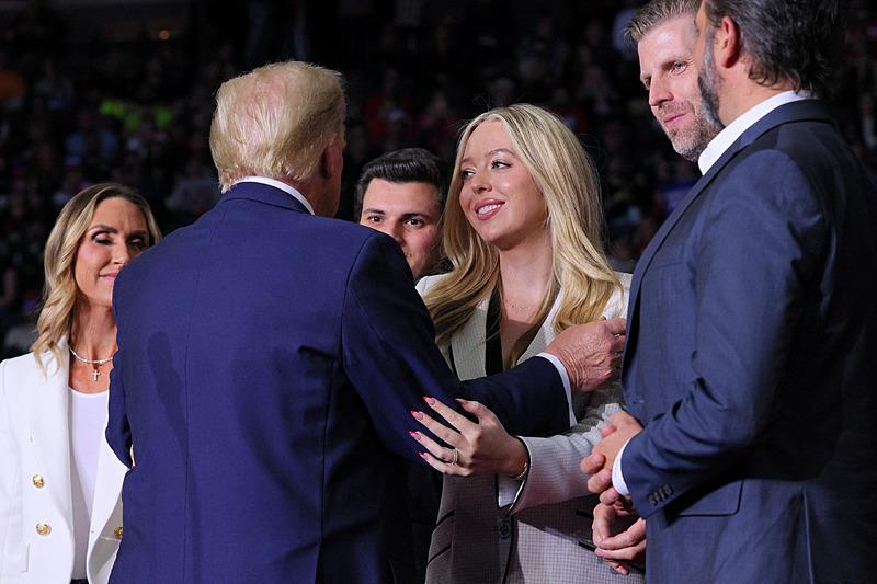  Donald Trump, 4 Kasım 2024 tarihinde Pittsburgh, Pennsylvania, ABD'de PPG Paints Arena'da düzenlenen kampanya mitinginde Lara Trump, Eric Trump ve Donald Trump Jr'ın bakışları arasında Tiffany Trump ve eşi Michael Boulos ile sohbet ediyor, Reuters