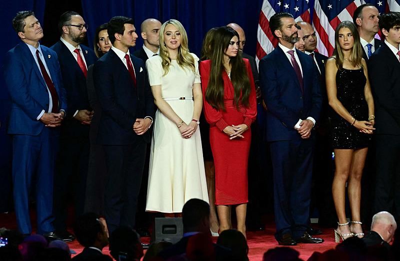 Tiffany Trump ve eşi Michael Boulos, Kimberly Guilfoyle, Donald Trump Jr. ve kızı Kai Madison Trump, 6 Kasım 2024 günü erken saatlerde Florida, West Palm Beach'teki West Palm Beach Kongre Merkezi'nde düzenlenen seçim gecesi etkinliğinde eski ABD Başkanı ve Cumhuriyetçi başkan adayı Donald Trump'ın konuşmasını dinledi, AFP