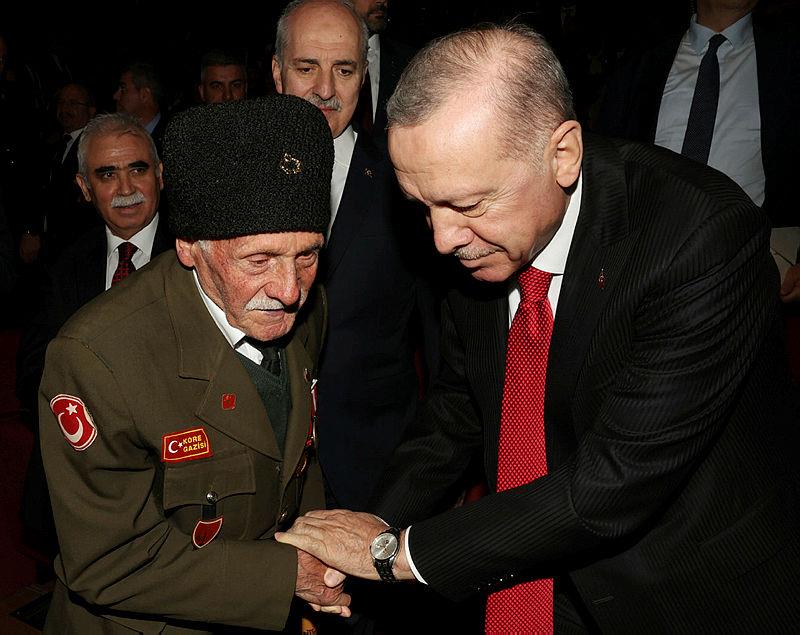 Başkan Erdoğan, Kore Gazisi Pirağa Uzun'la özel olarak davet etti (AA)