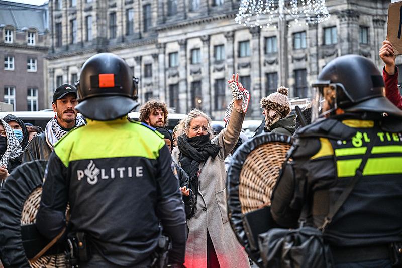 Hollanda'nın başkenti Amsterdam'da polis, Ajax ile Maccabi Tel Aviv arasındaki maç sonrası yaşanan olayların Filistin yanlısı destekçilere atfedilmesini kınamak ve medyanın tutumunu eleştirmek amacıyla düzenlenen protestoya müdahale etti. Güç kullanılarak dağıtılan göstericilere karşı polis güvenlik önlemleri aldı, AA