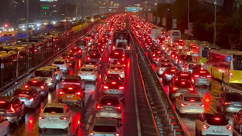 İstanbul'da trafik yoğunluğu yüzde 90'ı gördü (Fotoğraf AA)