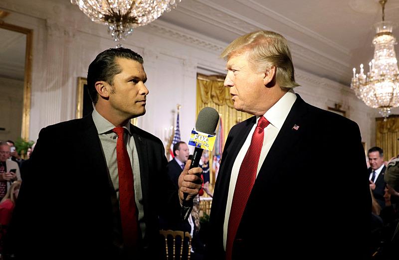 Başkan Donald Trump, Fox and Friends'in yardımcı sunucusu Pete Hegseth ile 6 Nisan 2017 tarihinde Washington'daki Beyaz Saray'da bir röportaj yapıyor, Reuters