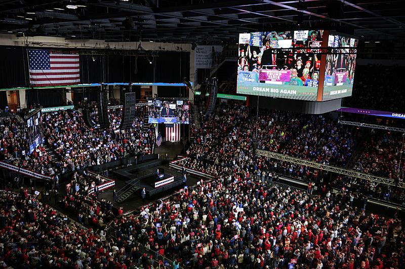 Eski Başkan Donald Trump, 29 Ekim 2024 Salı günü Allentown, Pa.'daki PPL merkezinde destekçilerine hitap ediyor, ap