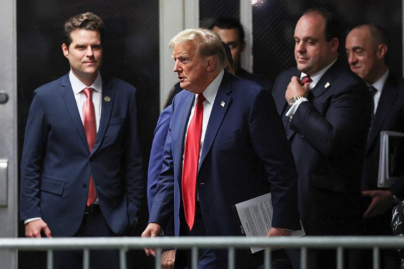 Eski ABD Başkanı Donald Trump, 16 Mayıs 2024 tarihinde New York'taki Manhattan Ceza Mahkemesinde, evlilik dışı ilişkilerle bağlantılı sus payı ödemelerini örtbas ettiği iddiasıyla yargılandığı davanın gün sonunda basına konuşmak üzere Florida Cumhuriyetçisi ABD Temsilcisi Matt Gaetz'in yanından geçiyor. ABD Başkanı seçilen Donald Trump 13 Kasım 2024'te ABD Adalet Bakanlığı için sağcı milletvekili Matt Gaetz'i aday gösterme niyetinde olduğunu açıkladı, AFP