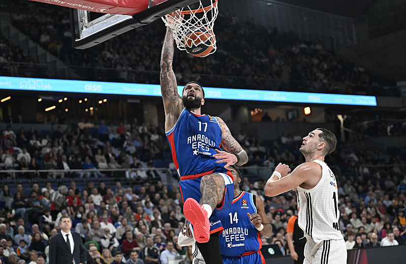 Anadolu Efes Real Madrid deplasmanında çok önemli bir galibiyet aldı (AA)