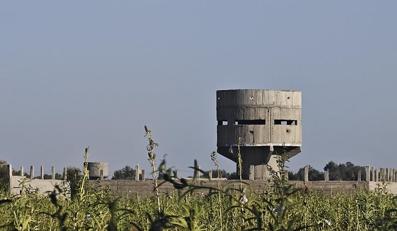 Terör örgütü PKK/YPG Deyrizor'da Fırat Nehri'nin doğusunda ABD desteğiyle gözetleme kuleleri inşa ediyor (Fotoğraf. AA)