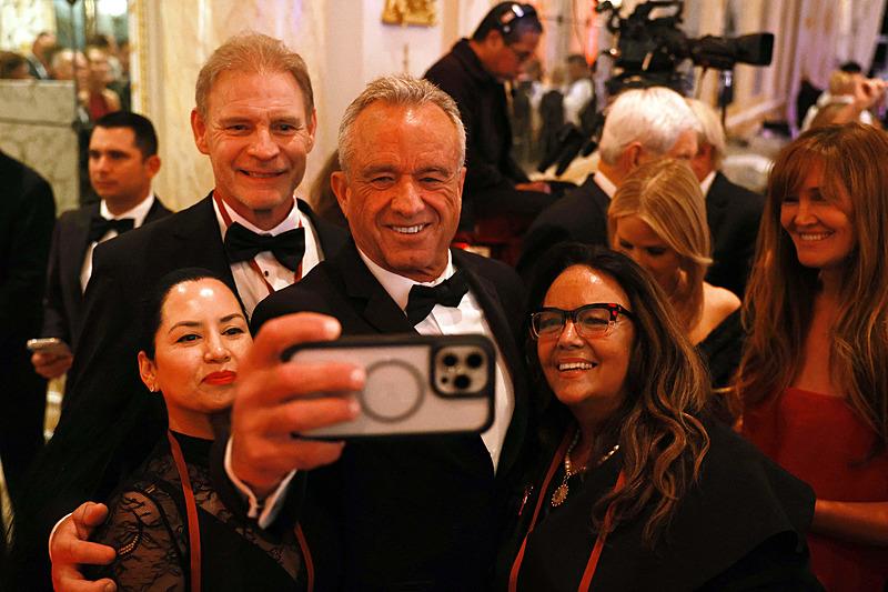 Kennedy Jr. 14 Kasım 2024 tarihinde Palm Beach, Florida'da Mar-a-Lago'da düzenlenen America First Policy Institute Galasında konuklarla selfie çektiriyor, AFP