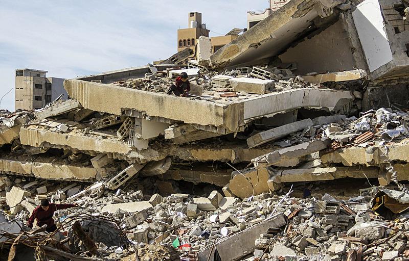 İsrail saldırıları nedeniyle Gazze Şeridi'nin kuzeyindeki Beyt Lahya'dan Gazze kentine göç eden Said Ganem ve 10 kişilik ailesi, zor şartlar altında yaşam mücadelesi veriyor. Barınacak yer bulamayan aile, yıkılmış bir evde yaşamaya başladı, AA