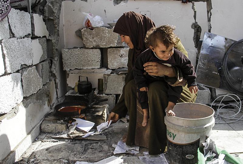 İsrail saldırıları nedeniyle Gazze Şeridi'nin kuzeyindeki Beyt Lahya'dan Gazze kentine göç eden Said Ganem ve 10 kişilik ailesi, zor şartlar altında yaşam mücadelesi veriyor. Barınacak yer bulamayan aile, yıkılmış bir evde yaşamaya başladı, AA