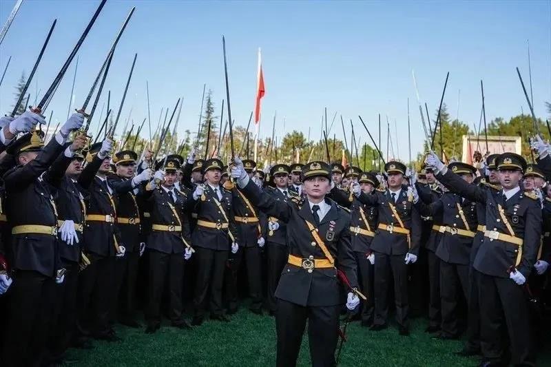 Kılıç çeken teğmenler. (Takvim.com.tr / Arşiv)