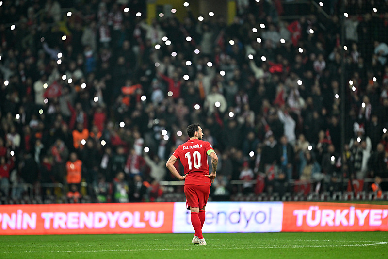 Hakan Çalhanoğlu 95'inci kez Türkiye forması giydi (AA)