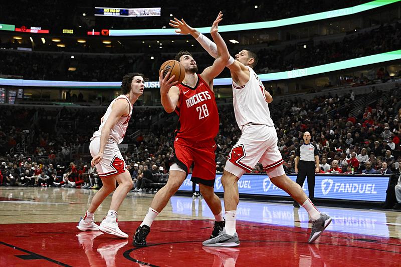 Alperen Şengün, Nikola Vucevic ve Josh Giddey ile mücadele ederken... (AFP)