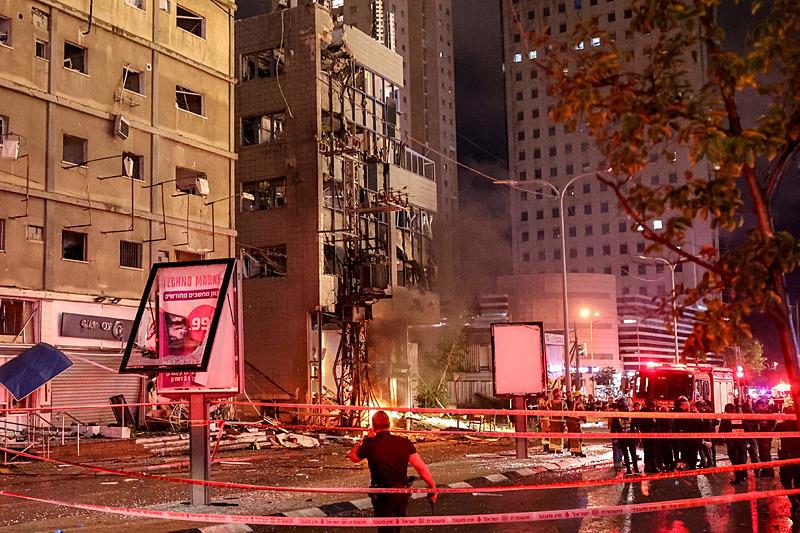 İsrail'in kalbi Tel Aviv'e füzeli saldırı: Yaralılar var (AFP)