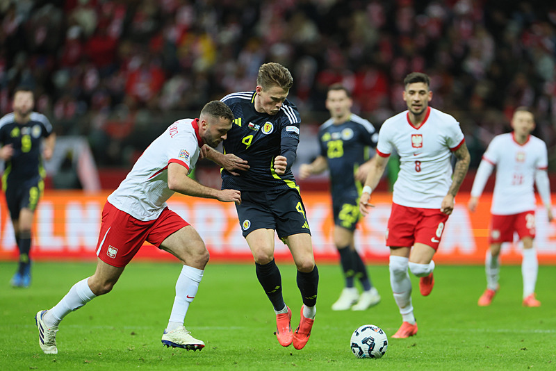 Sebastian Szymanski Polonya'nın 2-1 yenilmesine engel olamadı (EPA)