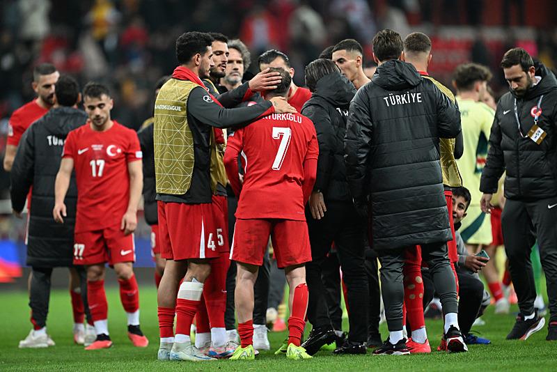 Türkiye - Galler maçında penaltı kaçıran Kerem Aktürkoğlu, teselli edildi. (AA)