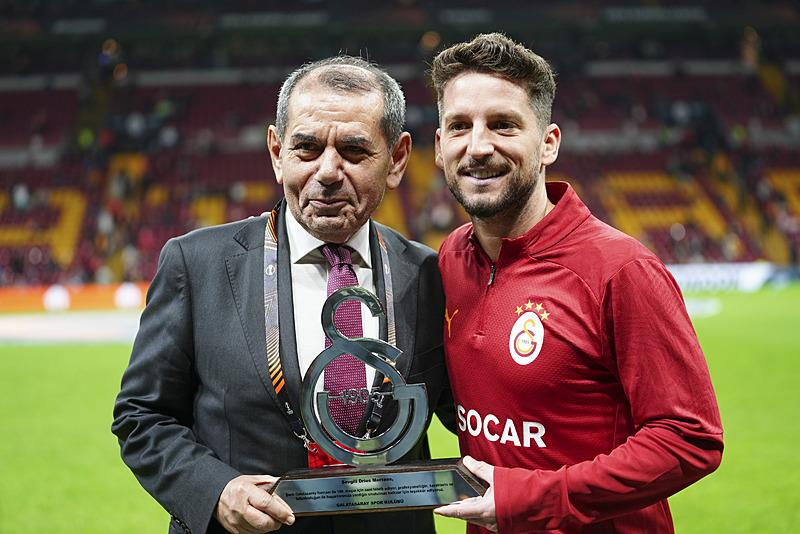 Dursun Özbek ve Mertens. (AA)