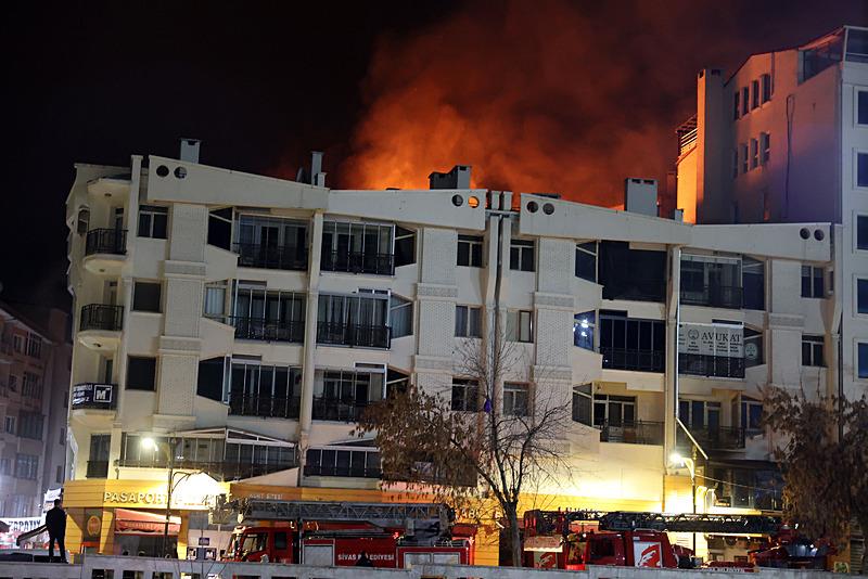 Sivas’ta dershane bulunan binanın çatısındaki yangın hasara neden oldu. (AA)