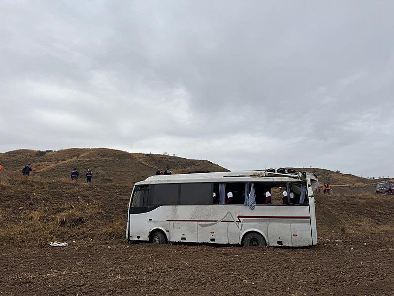 Çankırı'da cenazeye gidenlerin bulunduğu midibüsün şarampole devrildiği kazada 29 kişi yaralandı. (DHA)