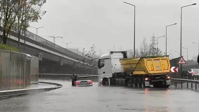 İstanbul'da sağanak ve fırtına etkisini arttırdı! Ağaçlar devrildi, cadde ve sokakları su bastı, araçlar mahsur kaldı (DHA)