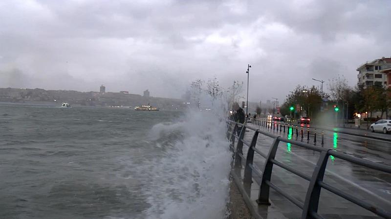 İstanbul'da sağanak ve fırtına etkisini arttırdı! Ağaçlar devrildi, cadde ve sokakları su bastı, araçlar mahsur kaldı (AA)