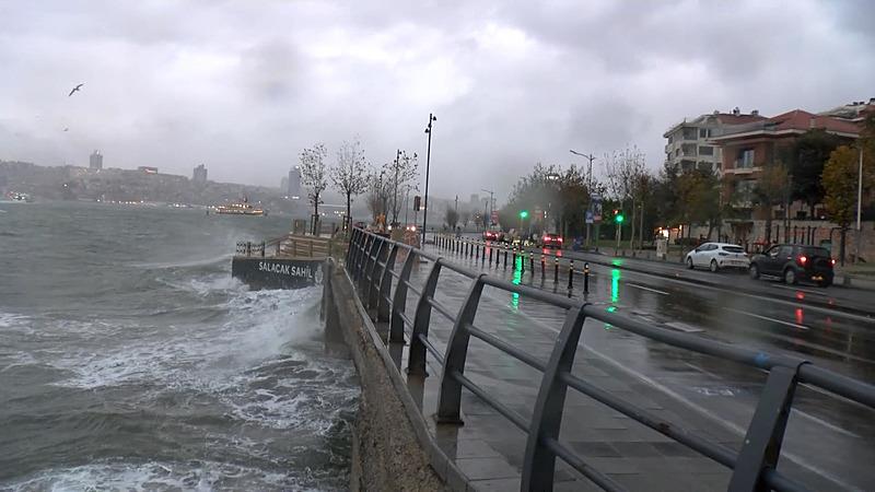 İstanbul'da sağanak ve fırtına etkisini arttırdı! Ağaçlar devrildi, cadde ve sokakları su bastı, araçlar mahsur kaldı (AA)