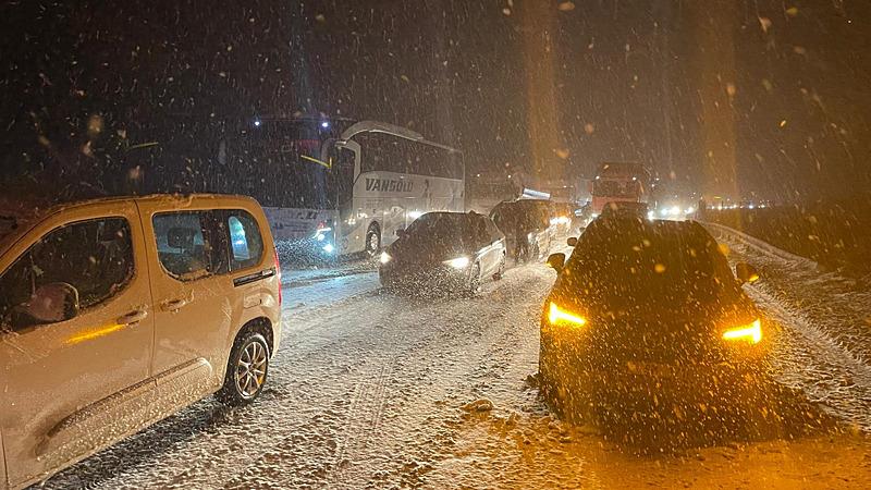 Kar yağışı ulaşımı olumsuz etkiledi. (AA)