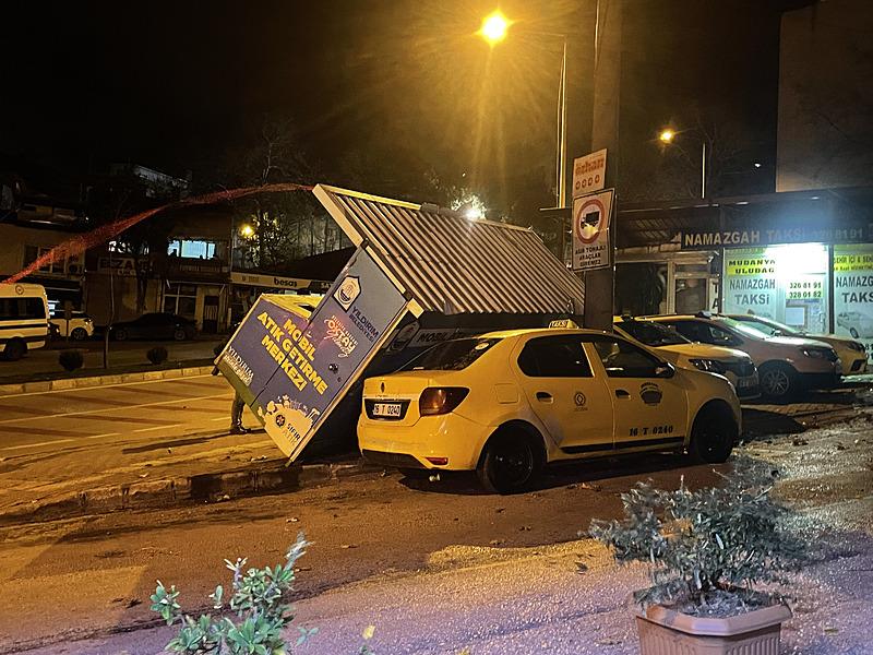 Bursa'da kuvvetli fırtına otobüs durağı ve atık toplama kabinini devirdi (AA)