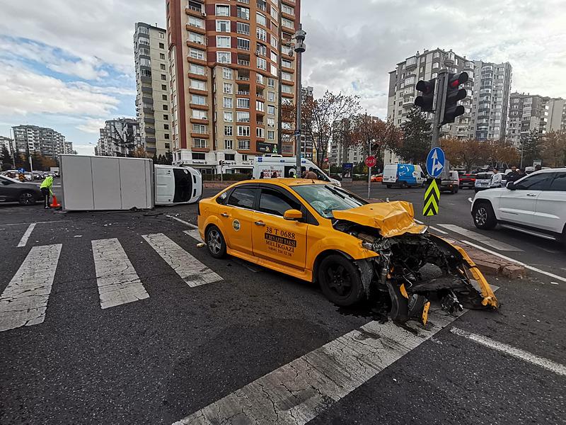 TİCARİ TAKSİ İLE ÇARPIŞAN KAMYONET DEVRİLDİ: 6 YARALI (İHA)