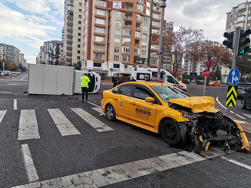 TİCARİ TAKSİ İLE ÇARPIŞAN KAMYONET DEVRİLDİ: 6 YARALI (İHA)