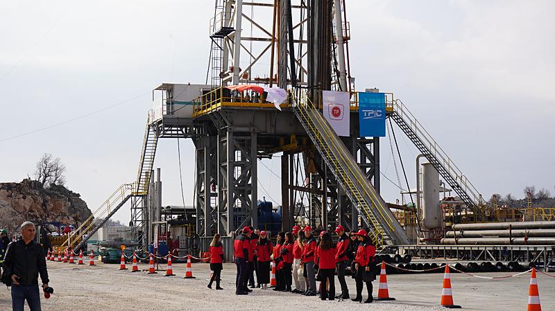 Bakan Bayraktar Gabar'da  Aybüke Yalçın Petrol Sahasında öğretmenlerle bir araya geldi! Yeni hedef 70 bin varil (AA)