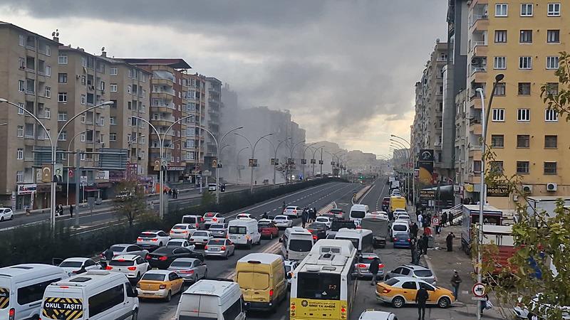 Ağır hasarlı bina yıkım sırasında çöktü (DHA)