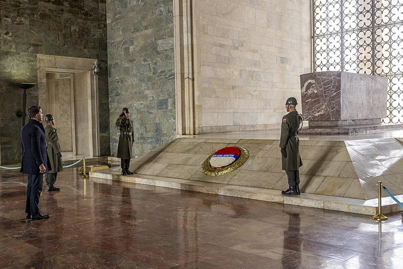 NATO Genel Sekreteri Rutte, Ankara'daki temasları kapsamında Anıtkabir'i ziyaret etti (AA)