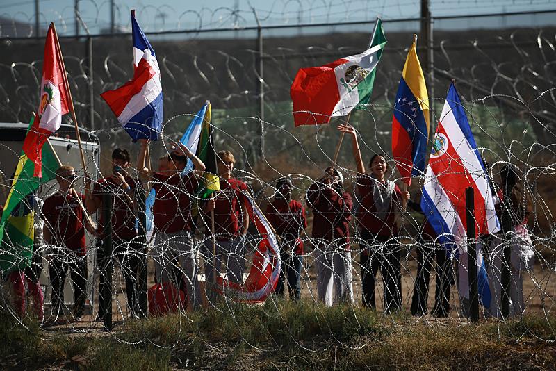 Meksika'nın Ciudad Juarez kentinde düzenlenen törenle, geçen yıl sınır geçişi sırasında hayatını kaybeden 146 göçmen anıldı. Katılımcılar, Meksika ve ABD'yi ayıran Rio Grande nehrinin iki yakasında bir araya gelerek, kayıplar için yas tuttu. Törene, Meksika, ABD ve diğer ülkelerden din adamları katıldı. Din görevlileri, göçmenlerin anısına dua etti. Katılımcılar, ellerindeki bayraklarla birlik ve dayanışma için mesaj verdi, 09.11.2024, AA