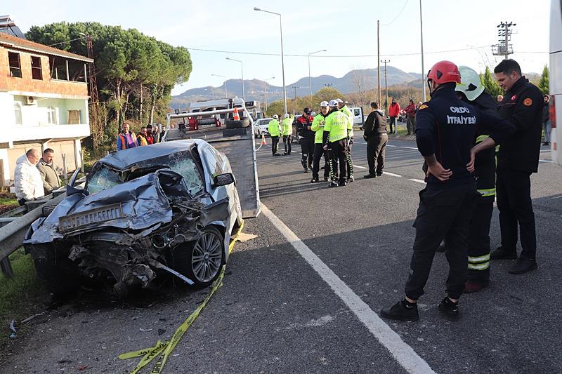 Kamyona çarpan otomobil (Fotoğraf: DHA)