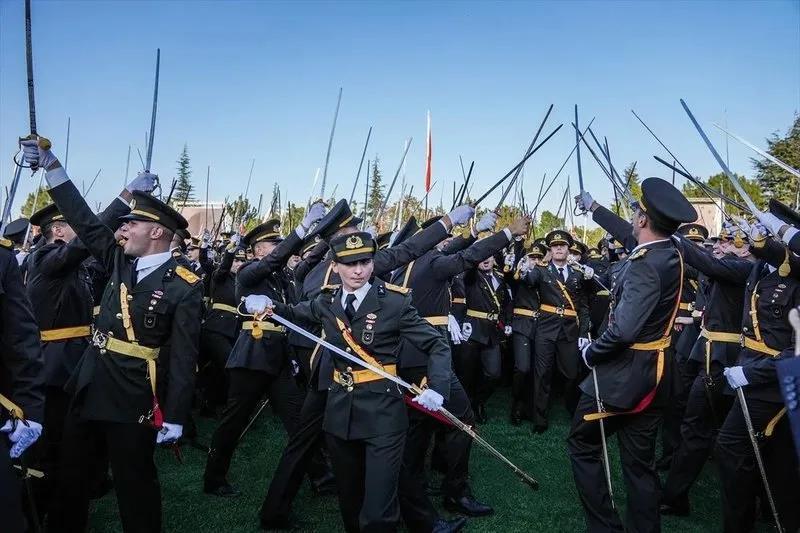 Kara Harp Okulu mezuniyet töreni sonrası bir grup teğmen kılıç çekerek korsan yemin etti (Takvim.com.tr Fotoğraf Arşivi)