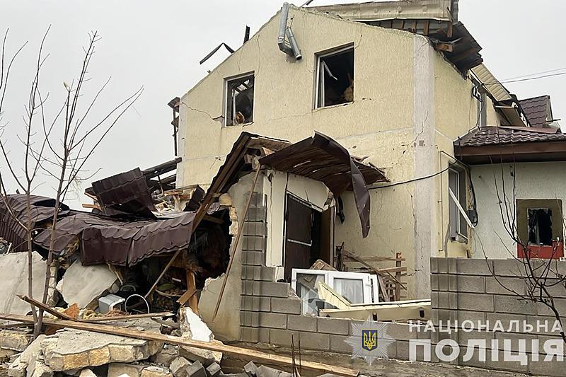 Rusya'nın Ukrayna'yı işgali sırasında Odesa bölgesinde açıklanmayan bir yere yapılan füze saldırısı sonrasında hasar gören bir ev, AFP