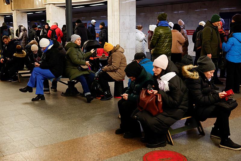 Rusya'nın Ukrayna'ya yönelik saldırıları sırasında Kiev'de insanlar Rus askeri saldırısı sırasında bir metro istasyonuna sığınıyor, Reuters