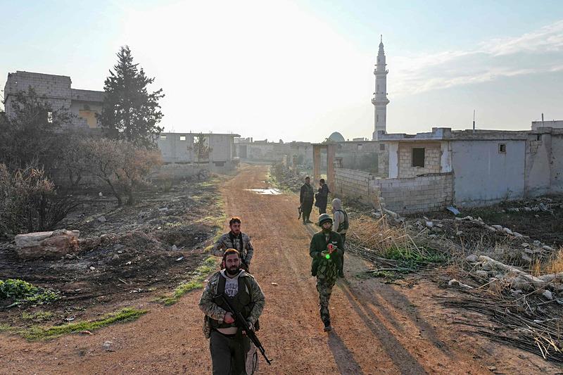  Suriye'nin kuzeybatısındaki İdlib kentinin doğusunda, Taftanaz askeri havaalanının yakınında bulunan Talhiyah köyüne giren savaşçılar, AFP