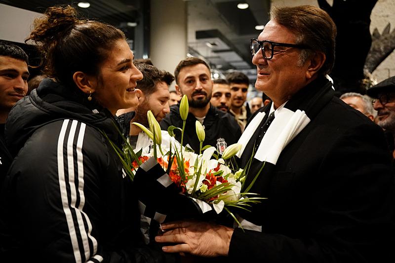 Hasan Arat kısa bir veda konuşması yaptı (AA)