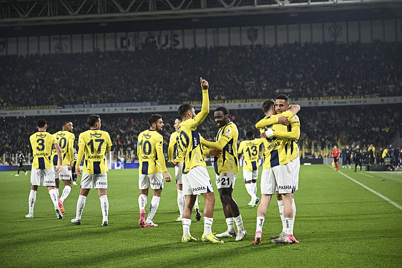 Fenerbahçe'nin golü sonrası sevinç (AA)